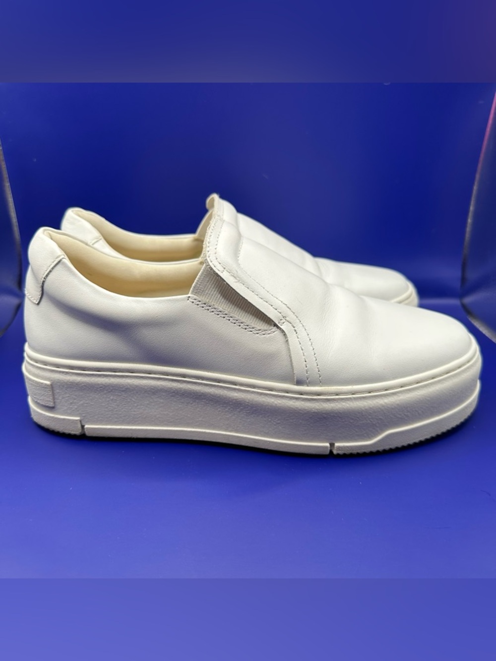 Vagabond Women’s White Slip on Size 7